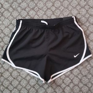 Girls NWT Nike dri-fit shorts - M